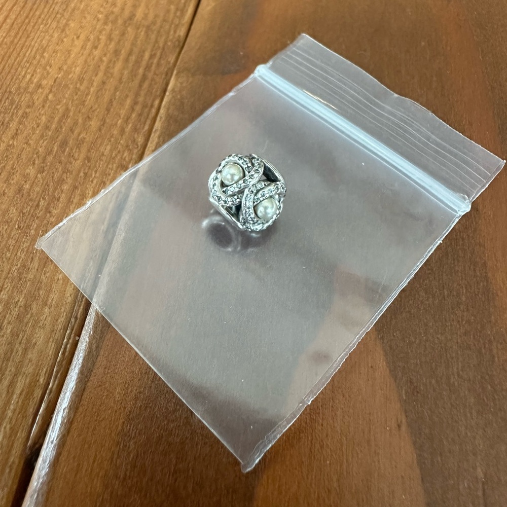 PANDORA Luminous Love Knots Pearl Charm - Picture 4 of 4